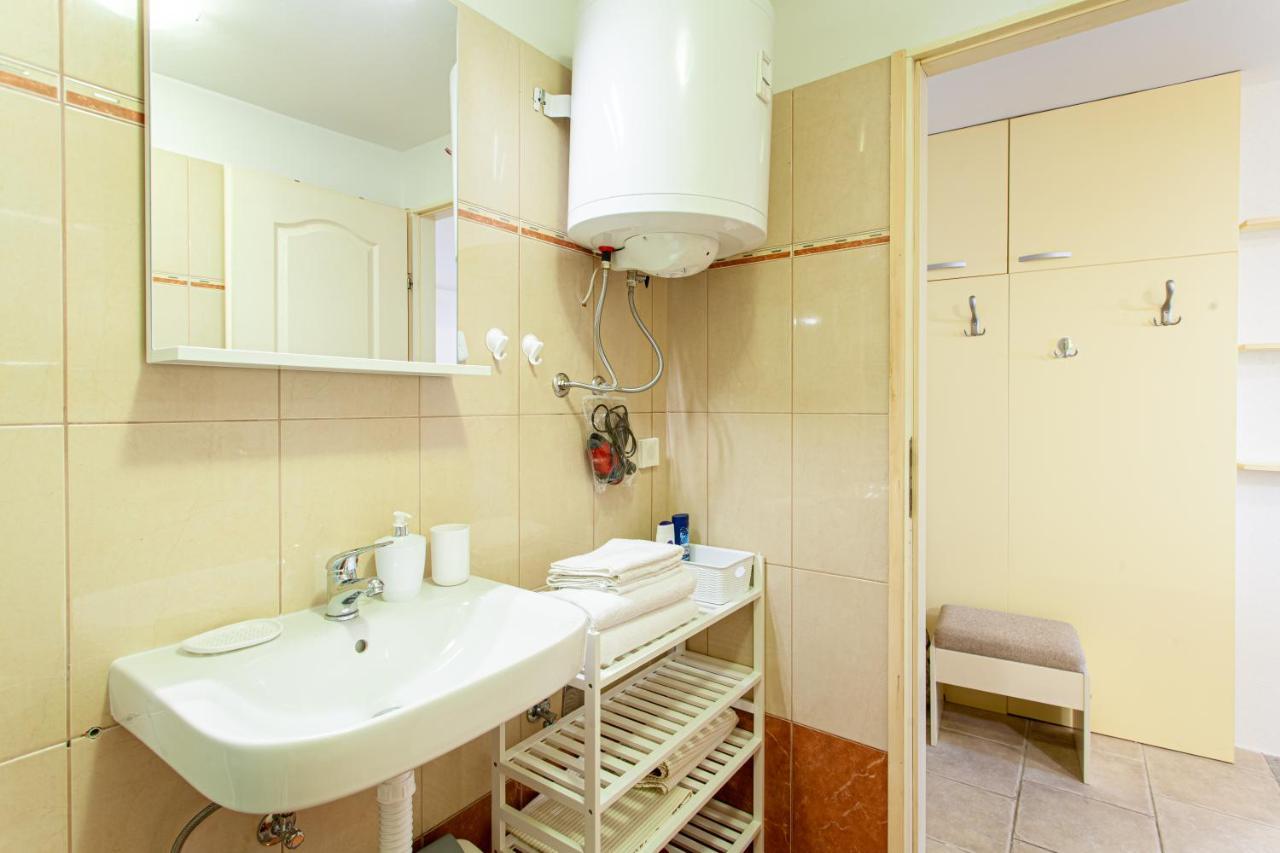Room M Cres Extérieur photo